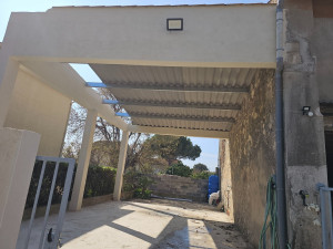 Photo de galerie - Appentis réaliser de A à Z(Fouille, terrassement, dalle béton, pilier béton, poutre béton, pignon, poutre Z, plaque PST, faîtière, peinture) pour garer un camping car