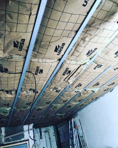 Photo de galerie - Réalisation plafond sur suspente avec isolation.