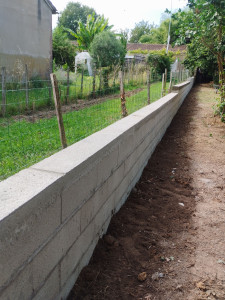 Photo de galerie - Création murette en palier. finition avec une arase pour fixer une clôture sur murette 