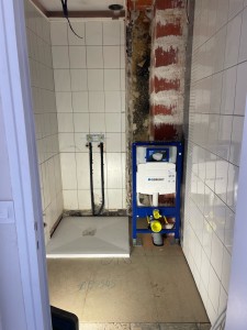 Photo de galerie - Pose de bâti support et bac à douche + reprise des alimentations d’eau et des évacuations 