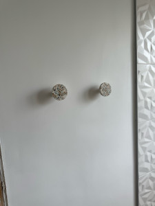 Photo de galerie - Pose de deux petites patères dans une salle de bain.