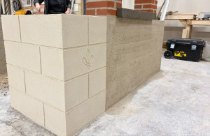 Photo de galerie - Enduit - Fausse pierre avec sculpture simple et maçonnerie en brique + appui de fenêtre