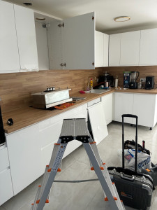Photo de galerie - Intervention sur cuisine pose de hotte adaptation. Réglage cuisine multiples.  Porte etc pose porte lave vaisselle 