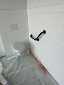 Photo de galerie - Pose d’un wc suspendu avec barre d’appui 