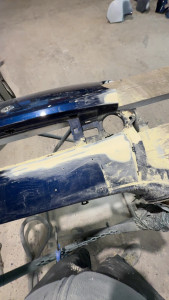 Photo de galerie - Réparation plastique, pose et calage du mastic sur un pare-chocs de smart