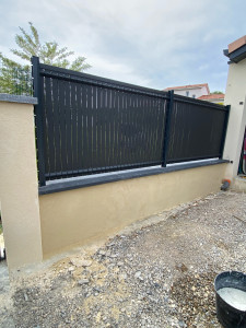 Photo de galerie - Création d’un muret + pilier pour portail, pose des chaperons, de la clôture et enduis