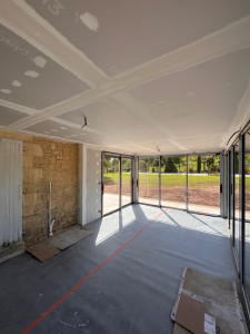 Photo de galerie - Isolation d’une véranda neuve en aluminium.
Placo, colle et charge des bandes, ensuite passe de finition et peinture.( chantier pas encore fini )