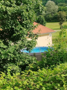 Photo de galerie - Piscine tubulaire montée finie, en eau .