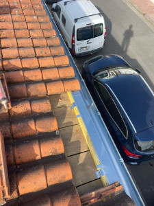 Photo de galerie - Goutierre zinc avec bavette sous tuiles 