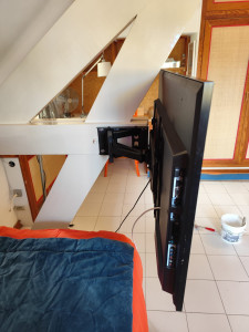 Photo de galerie - Pose du téléviseur sur poutre 