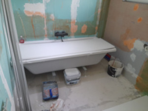 Photo de galerie - Sdb complete ,alim,évacuation ,baignoire, douche lavabo 