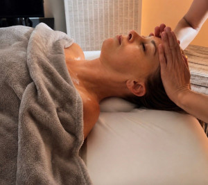 Photo de galerie - Le massage Signature Eveilla à l’huile de sésame
(épaules, dos, bras, cou, tête) relâche les tensions accumulées du haut du corps et offre un véritable moment de reconnexion à soi.