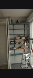 Photo de galerie - Découpe, peinture, vernis + pose bibliothèque mural 