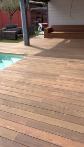 Photo de galerie - Terrasse bois en (IPE) de 100m2 avec aménagement des extérieurs