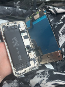 Photo de galerie - Changement batterie iPhone 12