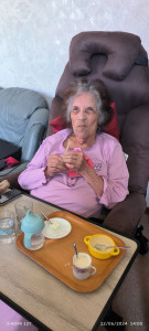 Photo de galerie - Je m'occupe des personnes âgées qui sont dans le besoin et qui n'ont plus les moyens de faire le quotidien si ce n'est que leur donner le repas faire la toilette l'échange l'empathie et comme vous voyez sur la photo leur donner le sourire