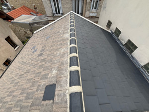 Photo de galerie - Avant après peinture hydrofuge de toiture pour prolonger la durée de vie de la toiture