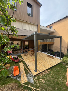 Photo de galerie - Pose de pergola sur ocb goudronnée 