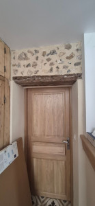 Photo de galerie - Installation d'une porte en chêne avec encadrement en plâtre.