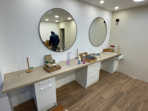 Photo de galerie - Rénovation complète boucherie en salon de coiffure. 