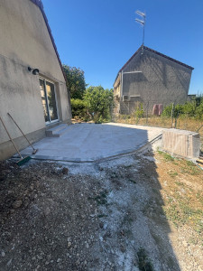 Photo de galerie - Réalisation d’une terrasse du terrassement / création de marche et pose de dalle 