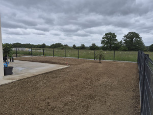 Photo de galerie - Réalisation d'une clôture avec terrassement.
dalle béton 
apport de terre végétale 
finition pelouse
