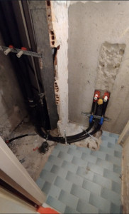 Photo de galerie - Préparation des réseaux d’évacuation et d’alimentation pour douche à l’italienne et lavabo.(Suisse)
