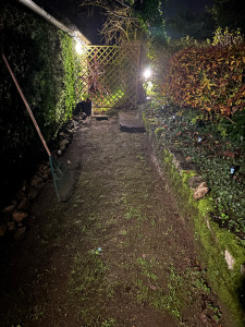 Photo de galerie - Mise au propre du chemin et d’une plaque en pierre retrait des feuilles