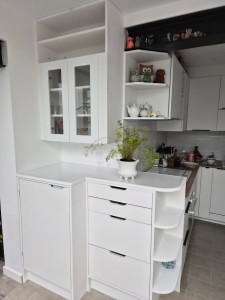 Photo de galerie - Conception et fabrication artisanale d'un vaisselier en deux parties. entièrement réalisé sur mesure