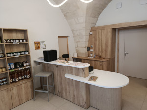 Photo de galerie - Pose de mobilier dans une épicerie sur Montpellier