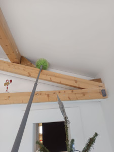 Photo de galerie - Dépoussiérage des poutres et retrait des toiles d'araignées