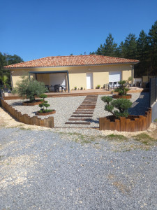 Photo de galerie - Aménagement avec pose de contour en traverse paysagère, pose de aller en traverse et platine des arbres et pose des cailloux de couleur 
