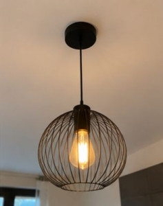 Photo de galerie - Pose d'un lustre au plafond