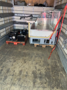 Photo de galerie - Transport d’une vitrine réfrigérée et groupe froid 