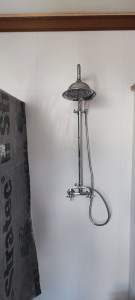 Photo de galerie - Carrelage et repose d'une douche à l'ancienne 
