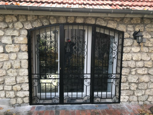 Photo de galerie - Porte de défense devant porte fenêtre