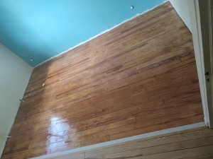 Photo de galerie - Ponçage, traitement et vitrification d'un parquet massif 