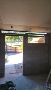 Photo de galerie - Fermeture d’une porte de garage avec création d’une fenêtre et porte entrée 