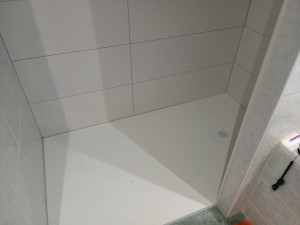 Photo de galerie - Mise en place du nouveau receveur de douche 1m60 extra plat 