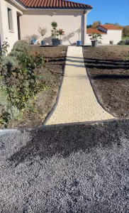 Photo de galerie - Avancer de l’entrée de Maison, petite terrassement et petit parking en gravier pour Gary de Voiture