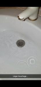 Photo de galerie - Lavabo salle de bain  légèrement bouché .