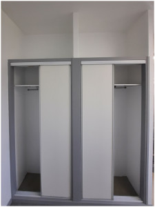 Photo de galerie - Montage d'une armoire encastrée.