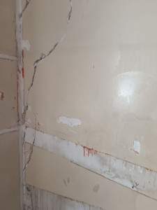 Photo de galerie - Traitement des fissures, pose de bandes calicot avant la pose de toile de verre et mise en peinture 