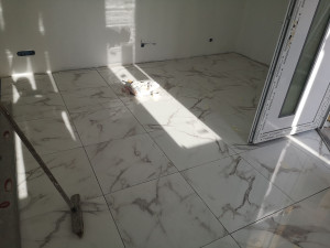 Photo de galerie - Pose de carrelage dans salon de soin esthétique 