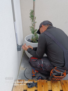 Photo de galerie - Installation  tirage de cables depuis l intérieur de la maison jusqu’à l extérieur création prise étanche gaine raccordement. Tirage de cables intérieur et goulottes à l’extérieur tout parfaitement étanche 