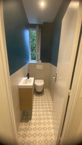 Photo de galerie -     Rénovation complète des toilettes, avec pose de carrelage et peinture.