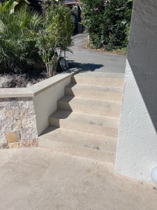 Photo de galerie - « Création d'un escalier extérieur en maçonnerie avec muret latéral et finition soignée des marches. »