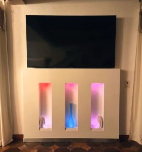Photo de galerie - Création de niches avec spots connectés et alimentation tv