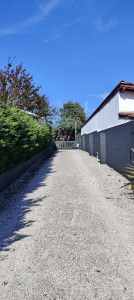 Photo de galerie - Il a fallu reprendre tout un mur qui présentait beaucoup de défauts et ensuite le repeindre. on a trouvé avec le client une solution économique et fiable.