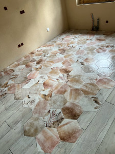 Photo de galerie - Hexagonal floral pour cette cuisine 